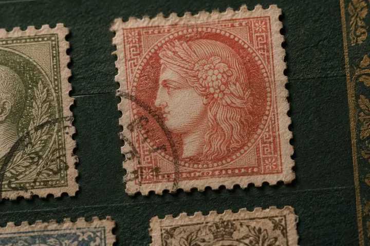 Timbres anciens classés dans un album philatélique